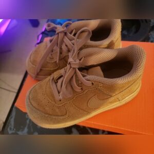 Boys (baby) beige Suede Nikes